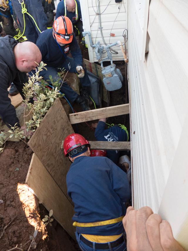 VOLUNTEERS RESCUE WORKER FROM COLLAPSED TRENCH - Nanuet Fire Department