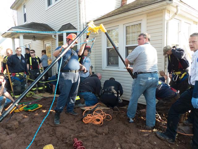 VOLUNTEERS RESCUE WORKER FROM COLLAPSED TRENCH - Nanuet Fire Department