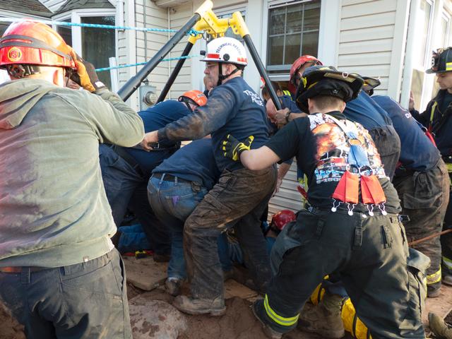 VOLUNTEERS RESCUE WORKER FROM COLLAPSED TRENCH - Nanuet Fire Department